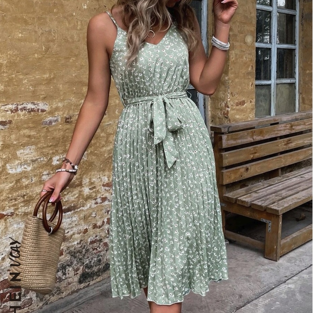 Floral Belted Pleated Hem Dress in Green